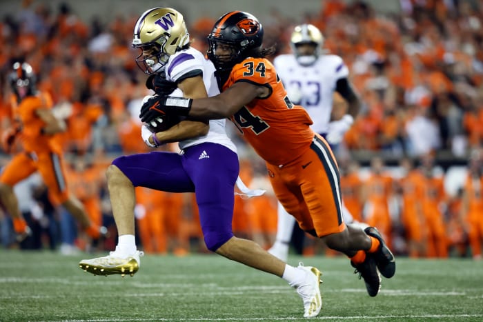 Washington Huskies wide receiver Jalen McMillan (left) is tackled by Oregon State Beavers inside linebacker Avery Roberts (34).
